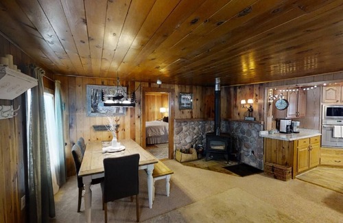 Red River House | Ridgeview Lodge Deluxe - In Town - Jacuzzi Tub
