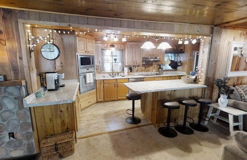 Red River House | Ridgeview Lodge Deluxe - In Town - Jacuzzi Tub