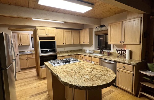 Brian Head Cabin | Ridgeview Retreat a Spectacular Log Gathering place in Brianhead .3 mi to lift