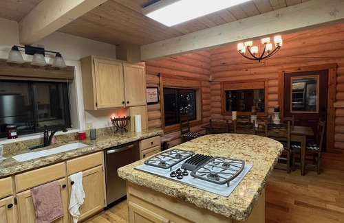 Brian Head Cabin | Ridgeview Retreat a Spectacular Log Gathering place in Brianhead .3 mi to lift