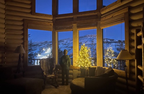 Brian Head Cabin | Ridgeview Retreat a Spectacular Log Gathering place in Brianhead .3 mi to lift