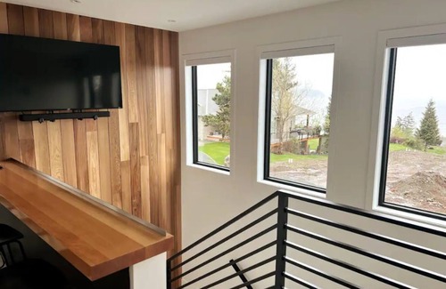 Campbell River House | Ridgeview Suite 2 Bed Luxury -EV