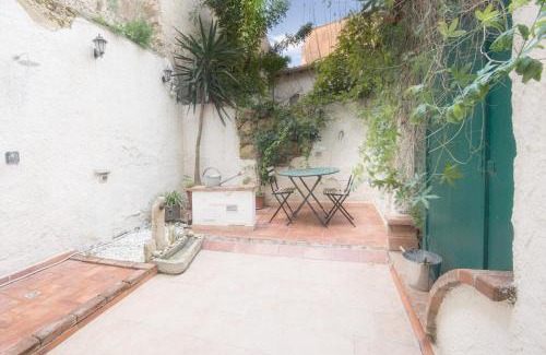 Historic Castle District Apartment | Right House - Small Garden in Old Town - Historical Castle District