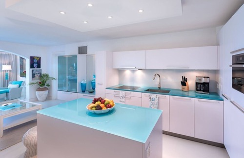 Reeds Bay Apartment | Right on the beach, luxury condo - Reeds 3