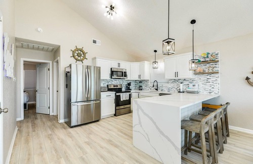 Surfside Beach House | Right on the sandy BEACH, Hot Tub!