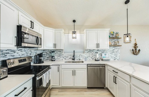 Surfside Beach House | Right on the sandy BEACH, Hot Tub!
