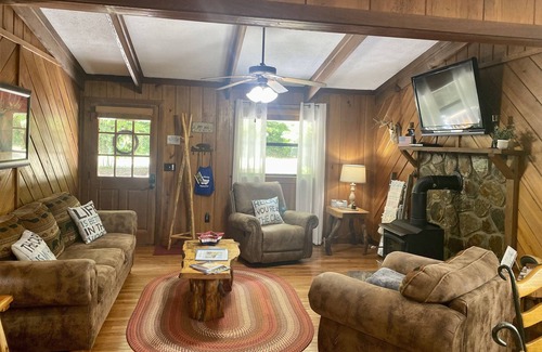 Blue Ridge Cabin | Right on the Water! ! Cozy getaway 15 min from downtown