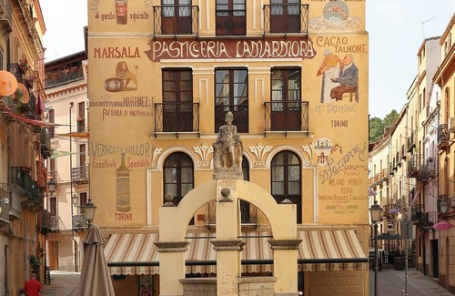 Iglesias Historic Centre Apartment | Rilassati nella Nostra Suite Camilla: Un Ambiente Familiare Vicino al Centro