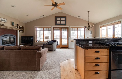 Sisters Condo | Riley`s Mt View Condo near downtown Sisters, community pool & spa