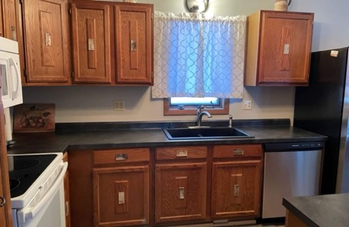 Rapid City House | Riley's Retreat Hot Tub and air conditioning!