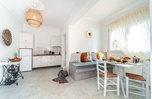 Akrotiri Apartment | Rimidi apartment garden view