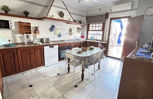 Chipiona Apartment | "rinconcito de Lujo en Chipiona: Apartamento Casa Maribel, Espacioso y Céntrico"