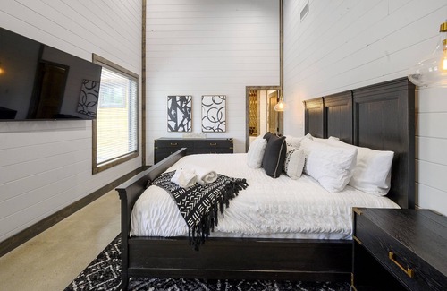 Hochatown House | Ring of Fire: 6BR & 6 Bath - Sleeps 24 - Hot tub, pool table, basketball court