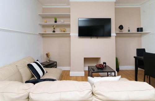 Harehills House | Rio House - 2 miles from central Leeds