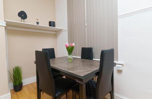 Harehills House | Rio House - 2 miles from central Leeds