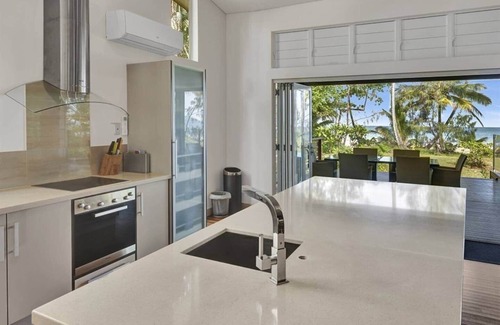 Mission Beach House | Ripples on the Beach - Beachfront Mission Beach