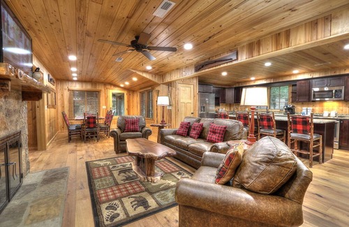 Pittman Center Cabin | Rippling Waters: Large Lodge Overlooking River with Beautiful View