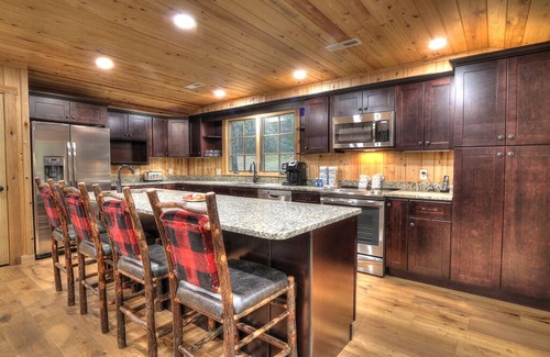 Pittman Center Cabin | Rippling Waters: Large Lodge Overlooking River with Beautiful View