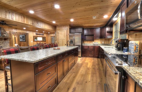 Pittman Center Cabin | Rippling Waters: Large Lodge Overlooking River with Beautiful View