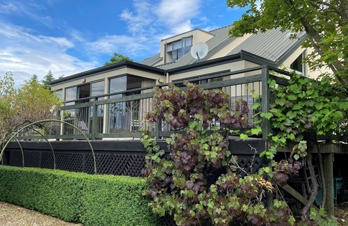Wanaka House | Rippon Lea - Wanaka - Relax and unwind, or set out on an adventure