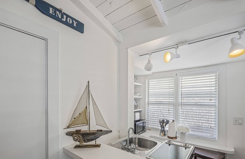 Downtown Apartment | RIPTIDES ~Stylish Studio Located in a Central Location Near All the Action!