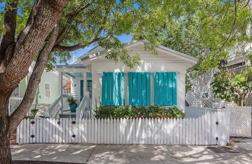 Downtown Apartment | RIPTIDES ~Stylish Studio Located in a Central Location Near All the Action!