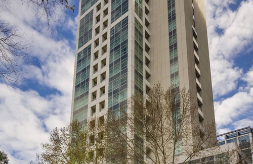 Melbourne Central Business District Apartment | Rise & Shine in our 1B Apartment with the best of Melbourne CBD on your doorstep
