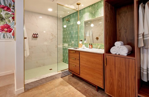 Alhambra Hotel | Rise Uptown Hotel