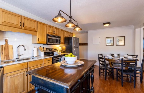 Blowing Rock House | Rising On Main Suite 210