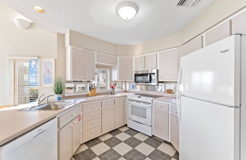 East End House | Rising Sun: Cozy 2 BR Beachfront Home on East End- Sleeps 8, Pet Friendly!