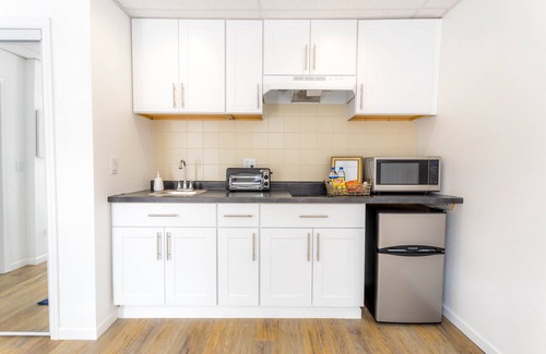 Kutzky Park Apartment | RitaBNB- 2nd #6 · Charming Studio steps away from Mayo