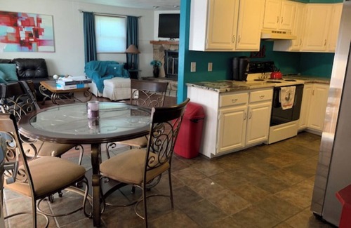 Appleton Apartment | Ritchie’s Apple Place: Teal Waves