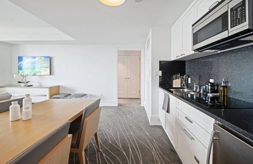 Central Beach Condo | Ritz-Carlton Luxury 1BR Residence - Beachfront