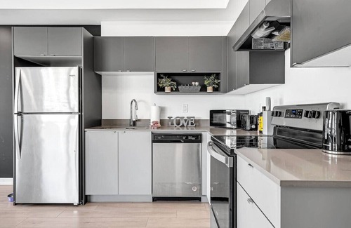 Burlington House | Ritzy 3BR Home with Balcony Near Burlington Pier