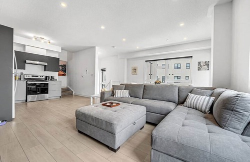 Burlington House | Ritzy 3BR Home with Balcony Near Burlington Pier