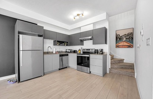 Burlington House | Ritzy 3BR Home with Balcony Near Burlington Pier