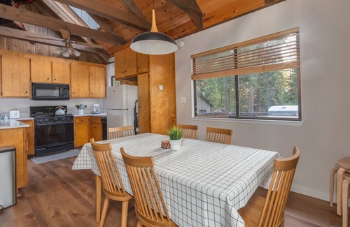 Arnold Cabin | Rivendell Retreat- Cozy Cabin in Blue Lake Springs