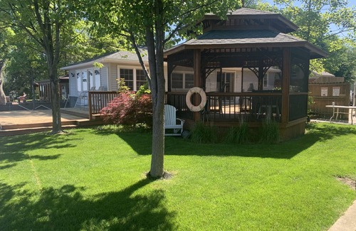 Bay City Cabin | River & Bay Views! Shirley’s Temple! BAY CITY, MI