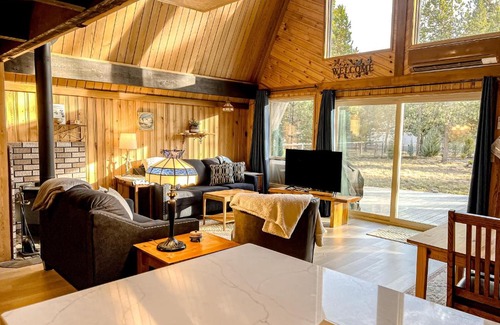 Oregon Water Wonderland House | River Bend Chalet