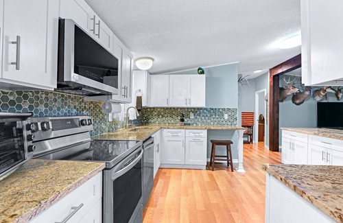 New Braunfels House | River Bend Retreat 2 Homes for 12 Next to Lake Dunlap