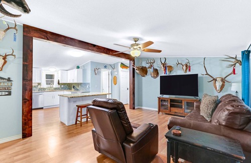 New Braunfels House | River Bend Retreat 2 Homes for 12 Next to Lake Dunlap