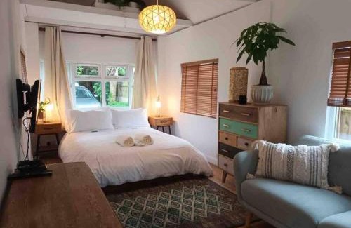 Shepperton House | River Cabin Retreat