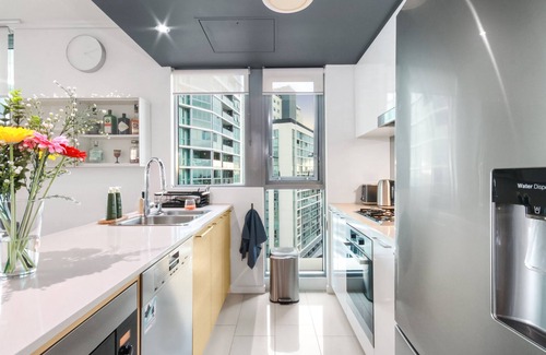 Hamilton Apartment | River + City Views. Unit 4kms from Airport and City