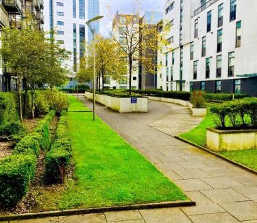 North West Apartment | River Clyde West End Apartment - 2 Bedrooms