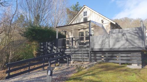 East Lewiston Apartment | River Cottage Hot tub spa