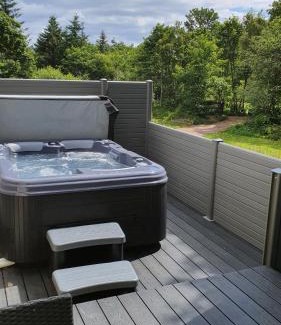 East Lewiston Apartment | River Cottage Hot tub spa