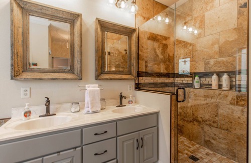 Warm Springs House | River Cottage with 6 bedrooms, 3 baths, playground and baby bed.
