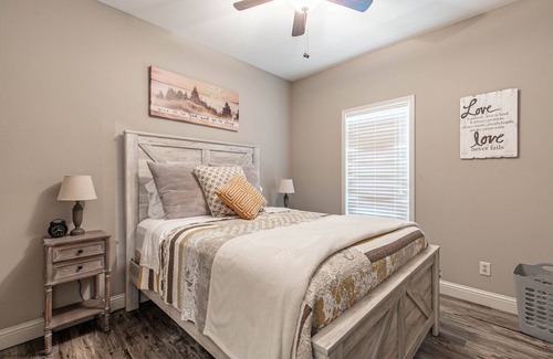 Warm Springs House | River Cottage with 6 bedrooms, 3 baths, playground and baby bed.