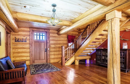 South Fork House | River Crest Cabins, River Front Luxury Log Home, Slps 20, Hot Tub, Chefs Kitchen