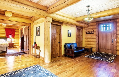 South Fork House | River Crest Cabins, River Front Luxury Log Home, Slps 20, Hot Tub, Chefs Kitchen